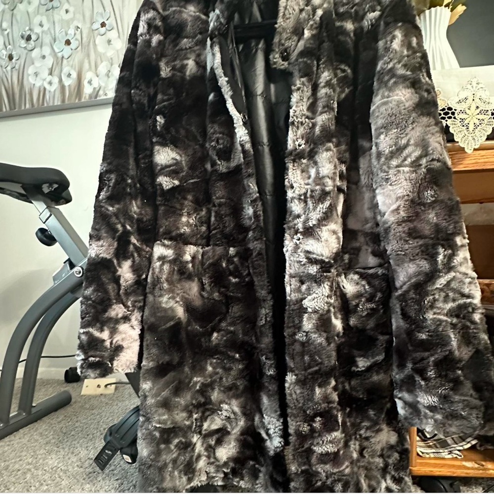 Black and white faux fur coat
-very soft winter coat
